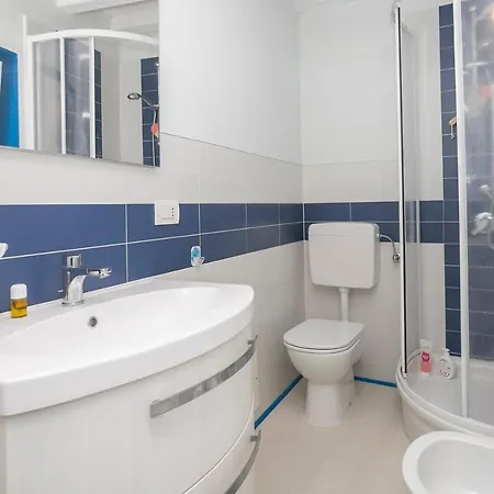 With 3 Bedrooms In With Enclosed Garden And Wifi 100 M From The Beach Apartment *